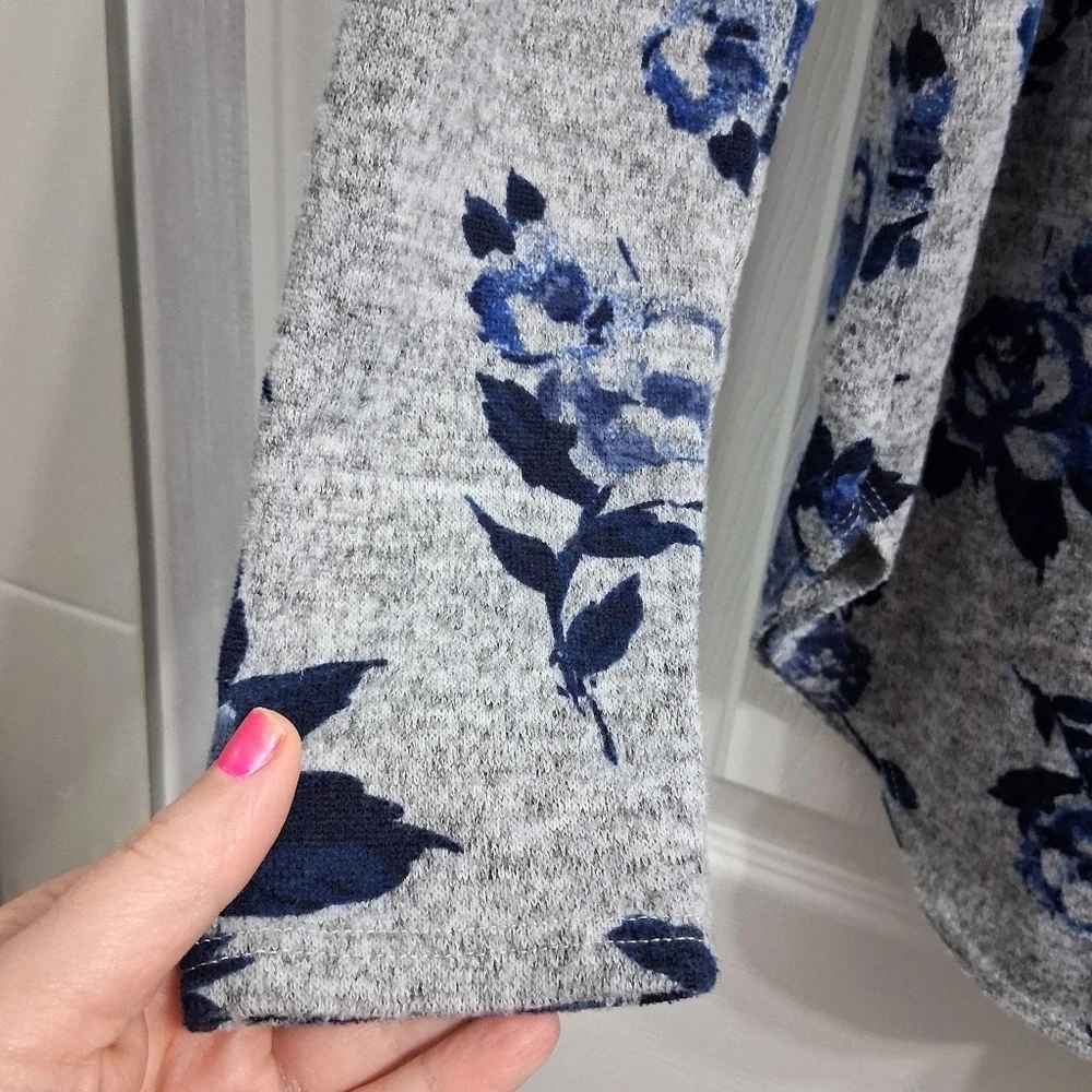 By & By Sweater Blue Roses Gray Background Size Large